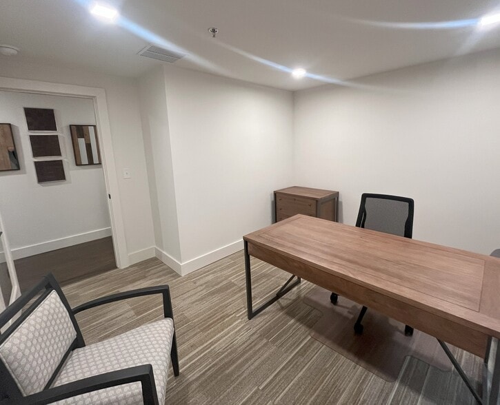 More Photos Of 121 W Washington St, Charles Town Office For Lease