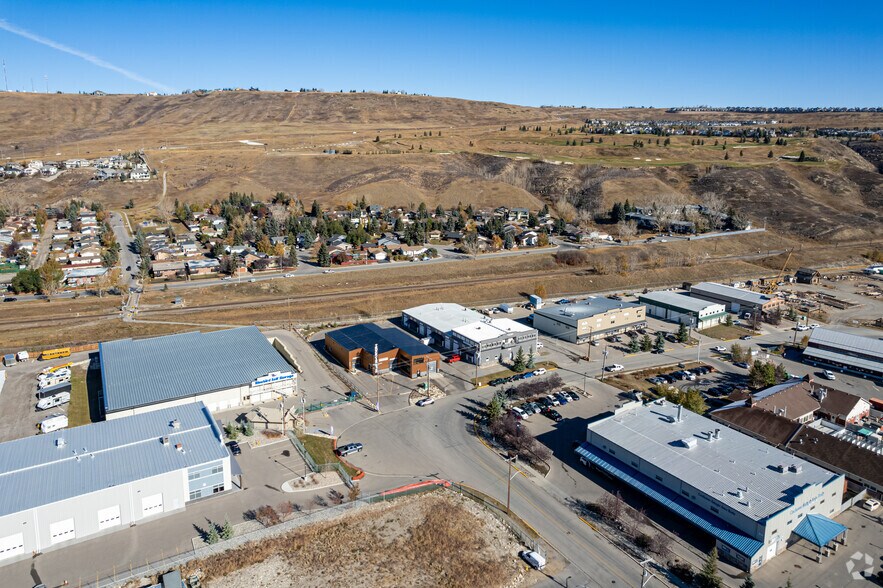 More Photos Of 30 Griffin Ind Pt, Cochrane Service For Lease