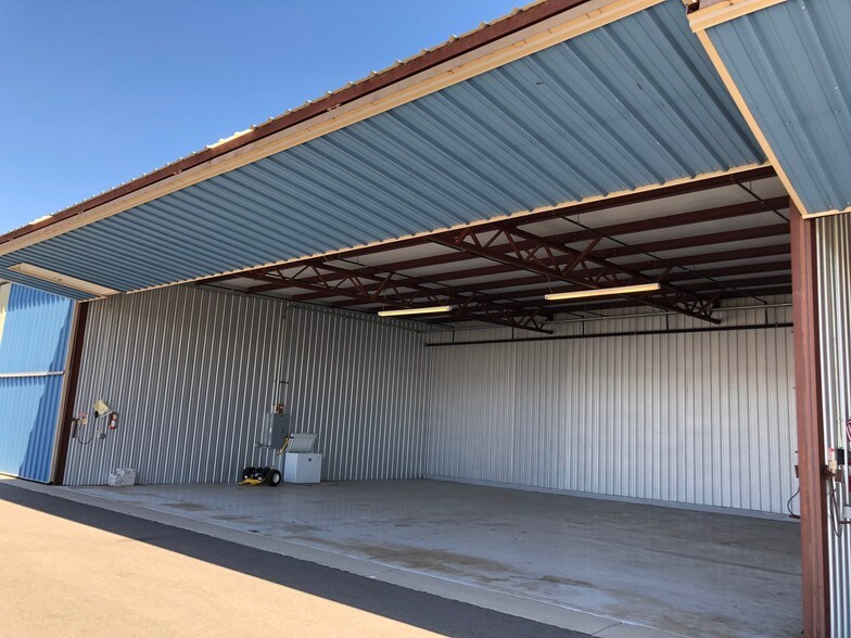 More Photos Of 6891 N Glen Harbor Blvd, Glendale Airplane Hangar For Sale