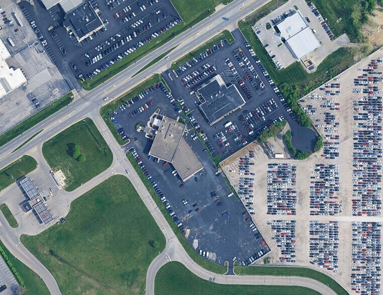 More Photos Of 5303 W Pike Plaza Rd, Indianapolis Auto Dealership For Lease