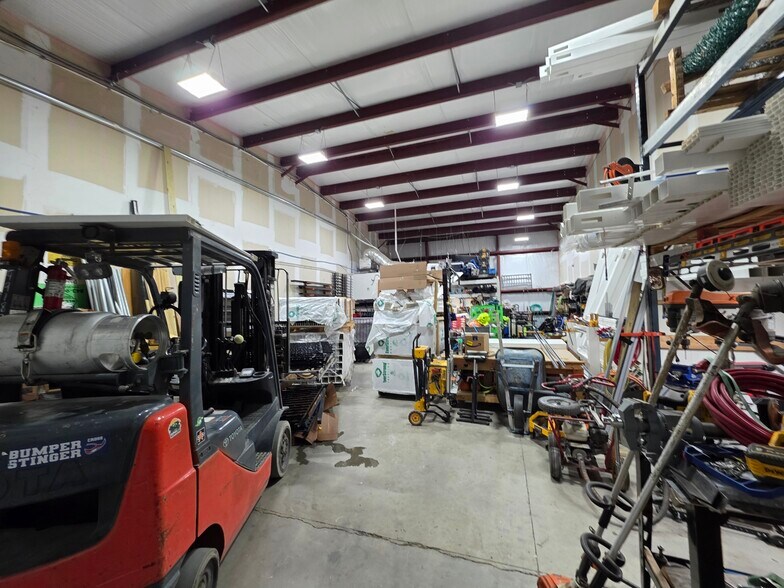 More Photos Of 61 Schinger Ave, Ridgeland Showroom For Lease