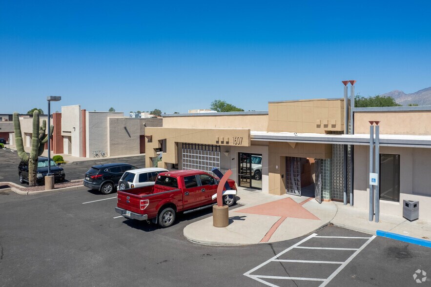 More Photos Of 1605 N Wilmot Rd, Tucson Unknown For Lease