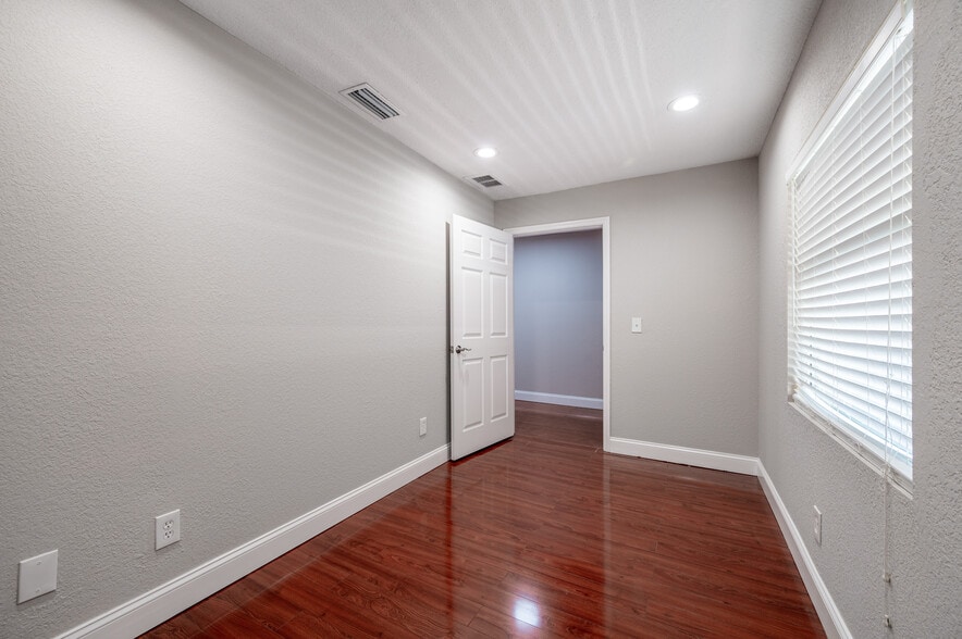 More Photos Of 5105 Memorial Hwy, Tampa Office Residential For Lease