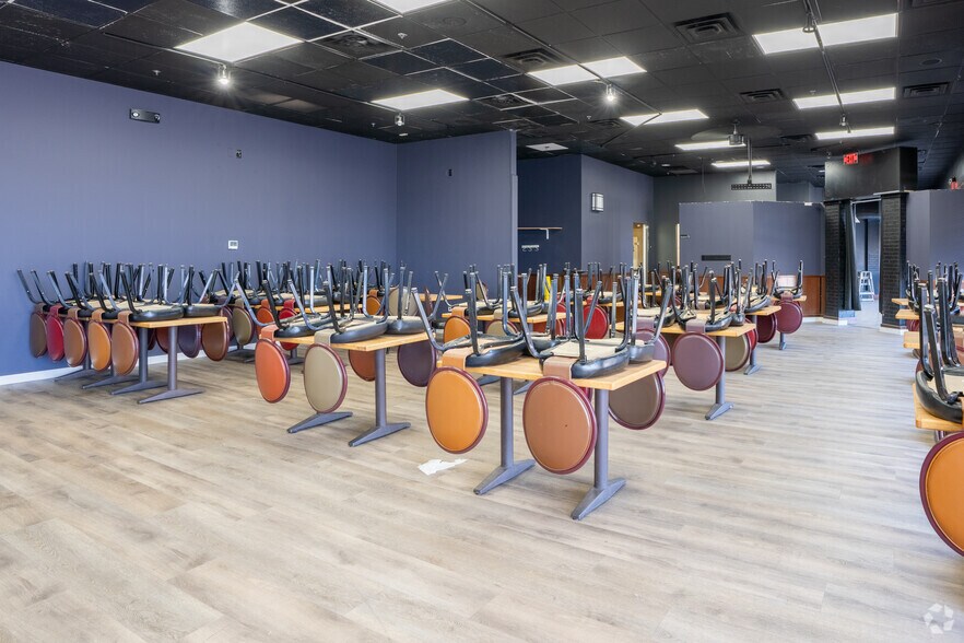 More Photos Of 9620 N Metro Pky W, Phoenix General Retail For Sale