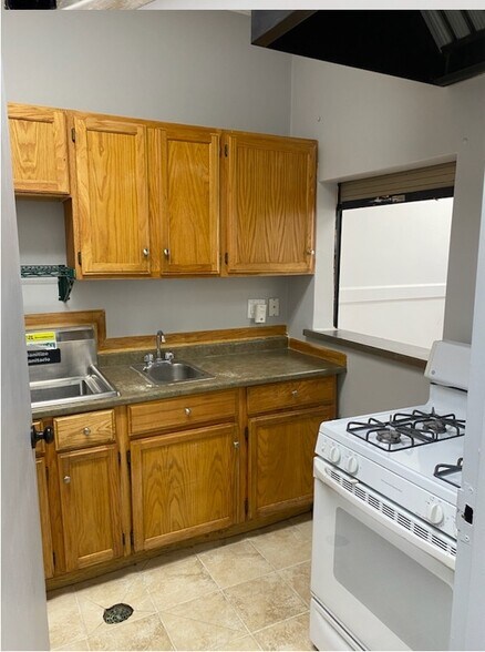 More Photos Of 516-520 E 43rd St, Chicago Storefront Retail Office For Lease