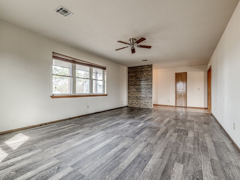 More Photos Of 980916 S Highway 18, Chandler Industrial For Sale