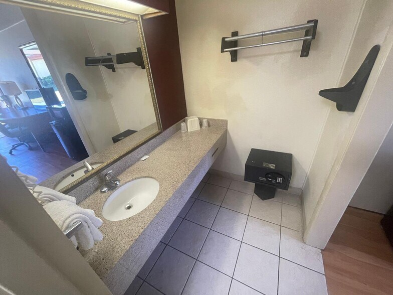 More Photos Of 1700 US-280, Phenix City Hotel For Sale