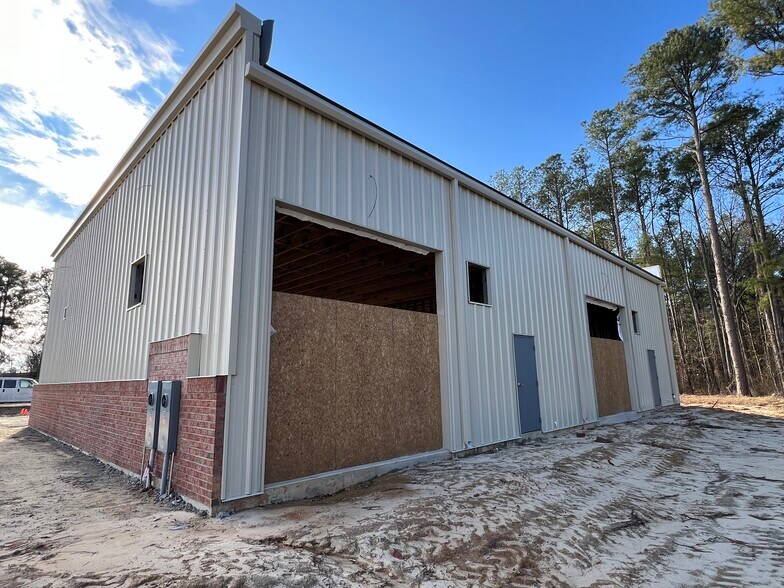 More Photos Of 3430 Acadia St, Fayetteville Showroom For Lease