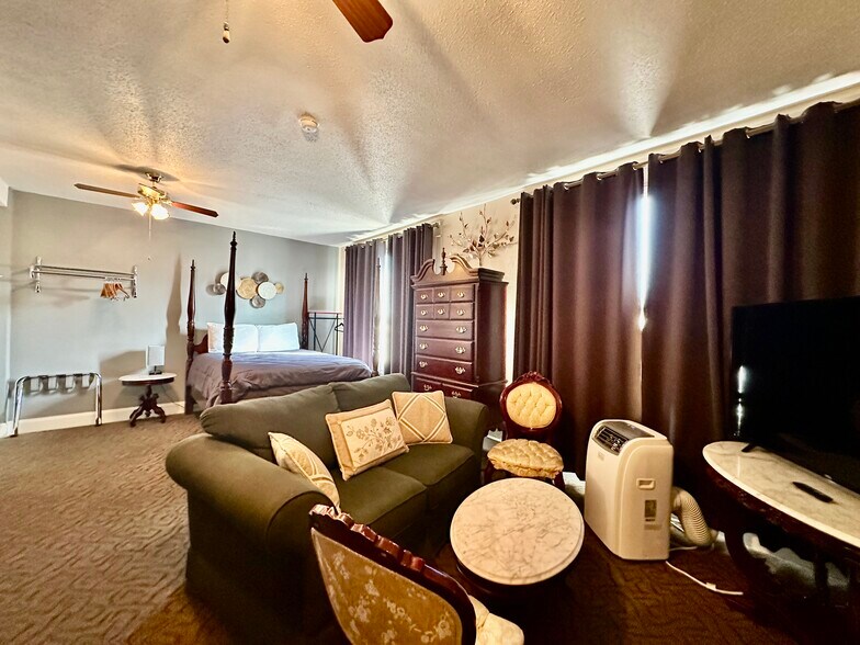 More Photos Of 925 1st Ave, Monte Vista Hotel For Sale