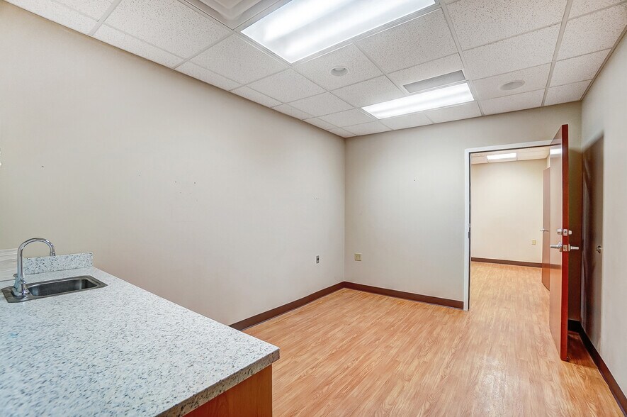 More Photos Of 916-920 W Market St, Lima Medical For Lease