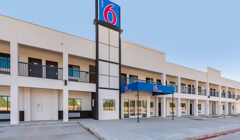 More Photos Of 209 Cedar Ln, Channelview Hotel For Sale