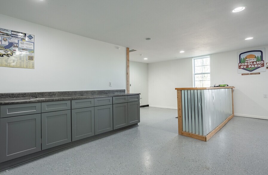 More Photos Of 1903 Mockingbird Rd, Fordland General Retail For Lease