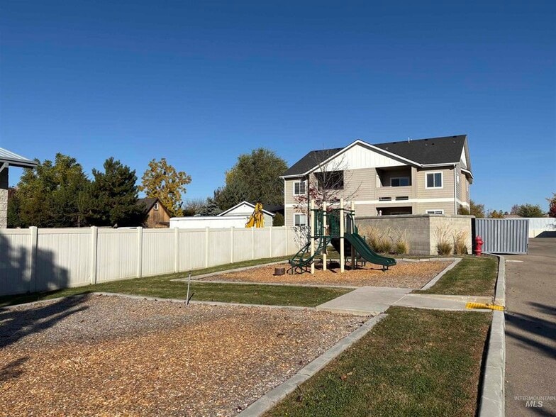 More Photos Of 324 NE 3rd St, Meridian Multifamily For Sale