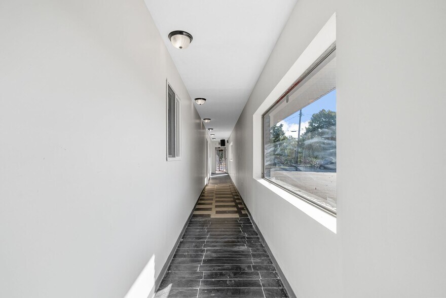 More Photos Of 124 10th St, Clarksville Flex For Sale