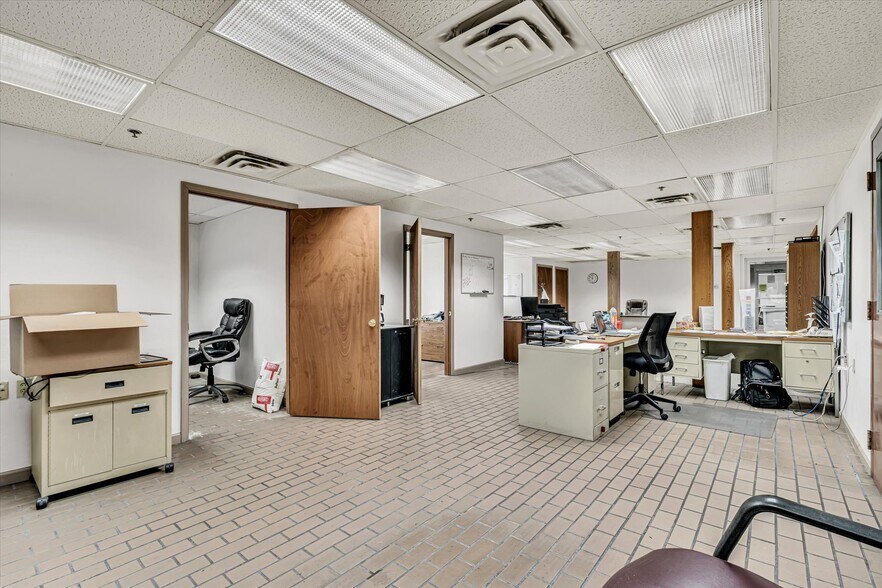 More Photos Of 202 1st St S, Kalona Manufacturing For Sale