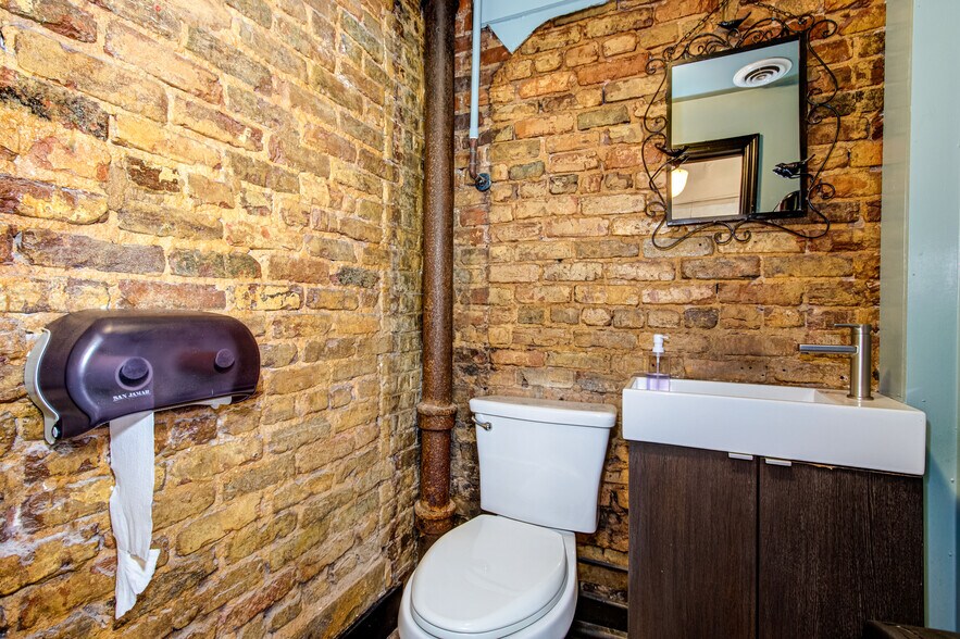 More Photos Of 215 10th St, Augusta General Retail For Sale