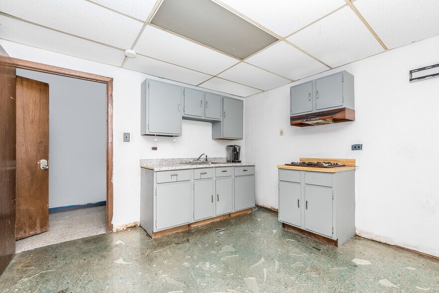 More Photos Of 4700 W 137th St, Crestwood Warehouse For Lease