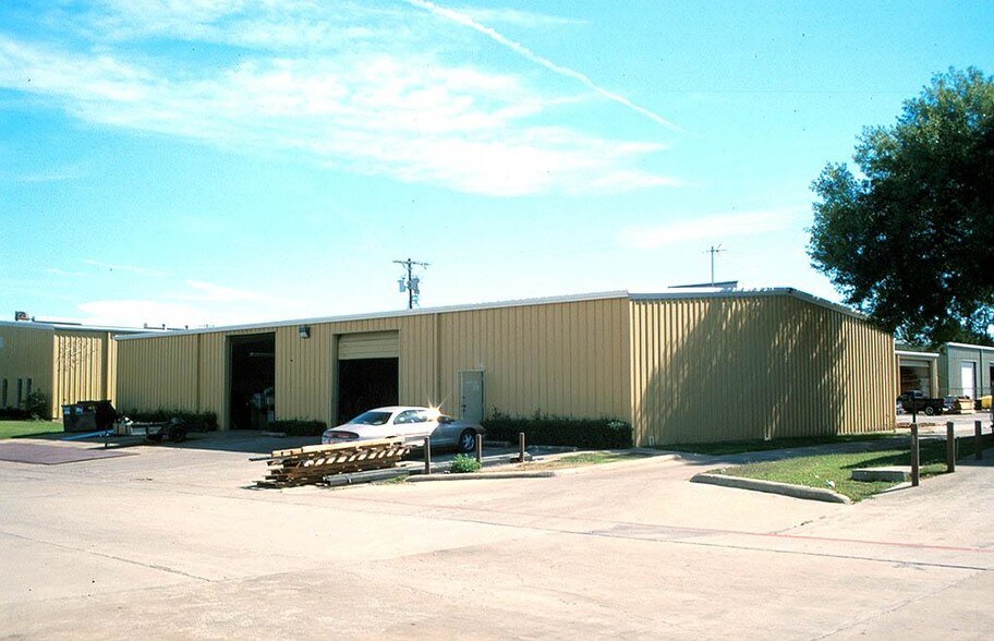 More Photos Of 1502 S I-35 E, Lancaster Warehouse For Lease