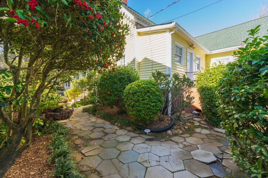 More Photos Of 132 E College St, Griffin Hospitality For Sale