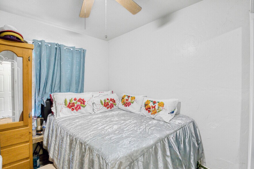 More Photos Of 300 E 55th St, Los Angeles Apartments For Sale