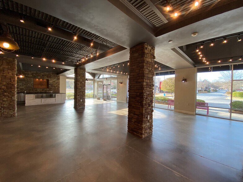 More Photos Of 2523 Airport Trwy, Columbus Freestanding For Lease