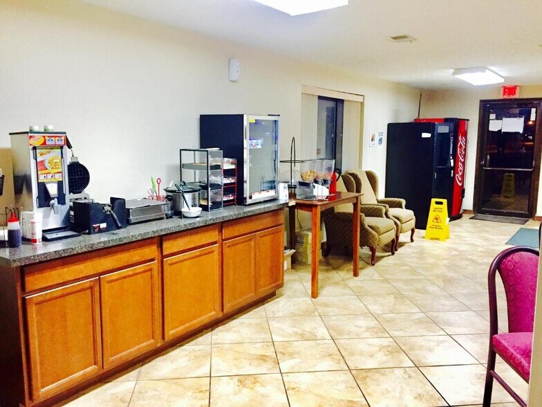 More Photos Of 817 W Main St, Lyons Hotel For Sale