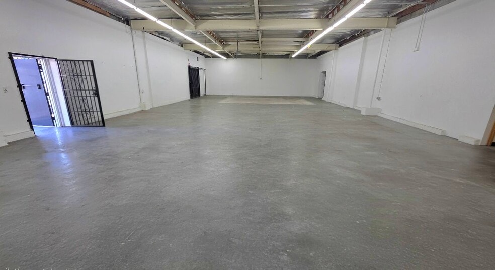 More Photos Of 929 E 14th St, Los Angeles Warehouse For Lease