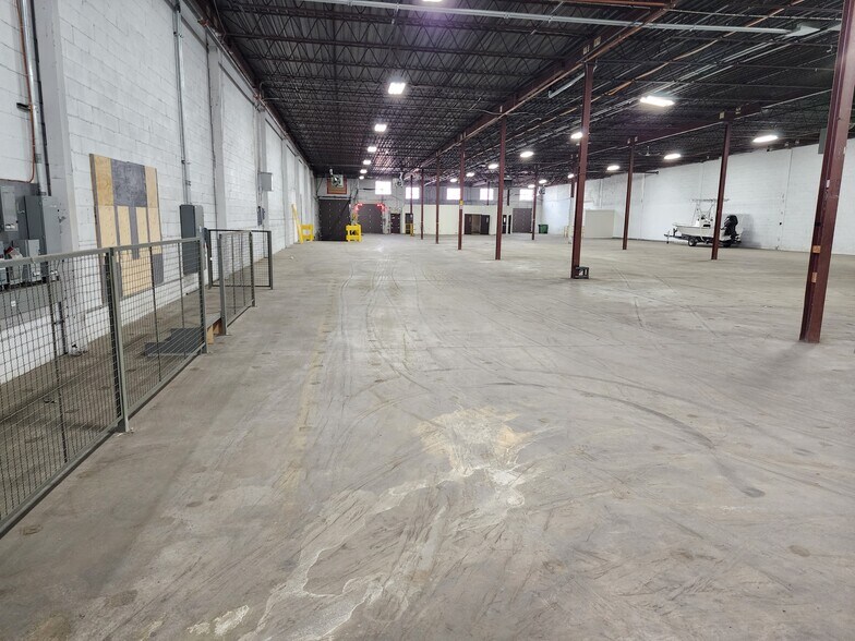 More Photos Of 127-155 Montée de Liesse, Montréal Warehouse For Lease