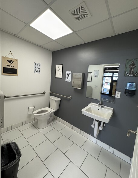 More Photos Of 121 S State St, Belvidere Flex For Sale