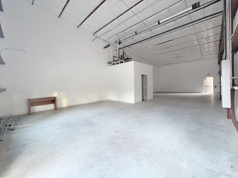 More Photos Of 8769 West Ln, Magnolia Warehouse For Lease