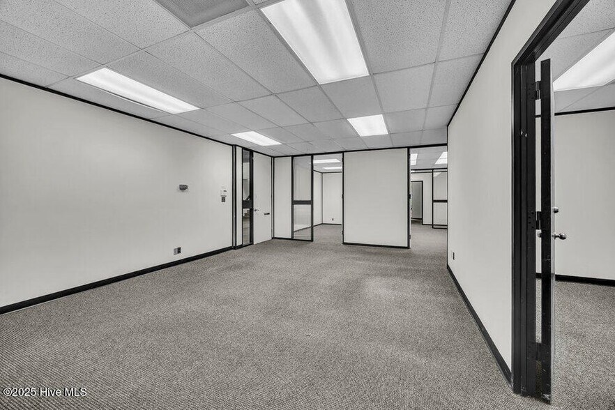 More Photos Of 5041 New Centre Dr, Wilmington Office For Sale