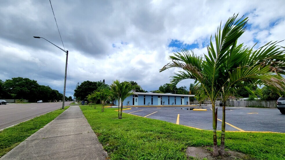 More Photos Of 4100-4158 5th Ave N, Saint Petersburg Coworking Space