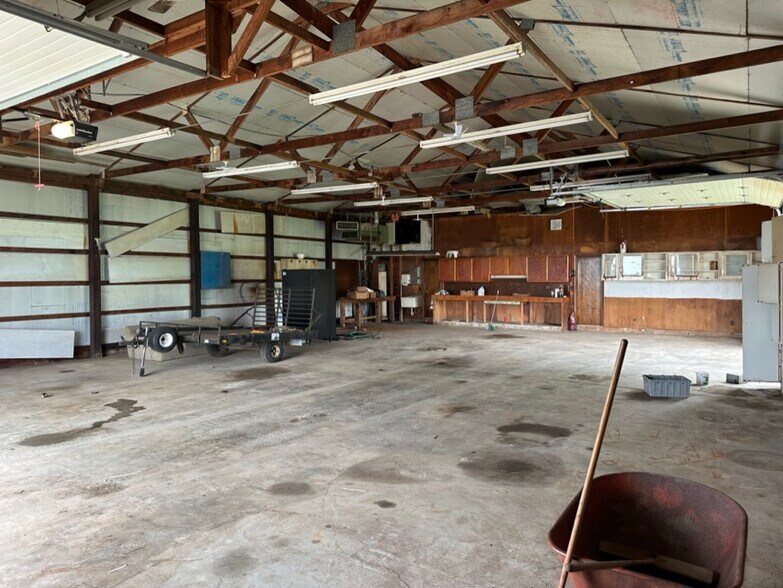 More Photos Of 907 N Hemlock St, Le Roy Warehouse For Sale