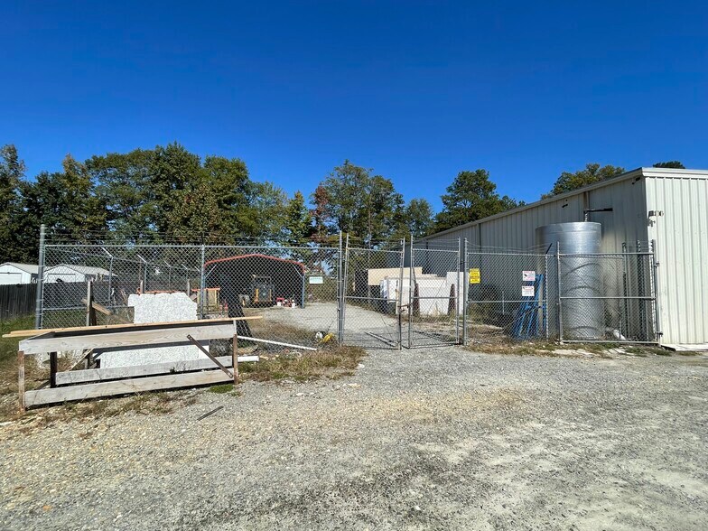 More Photos Of 170-226 W Smithfield St, Angier Flex For Lease