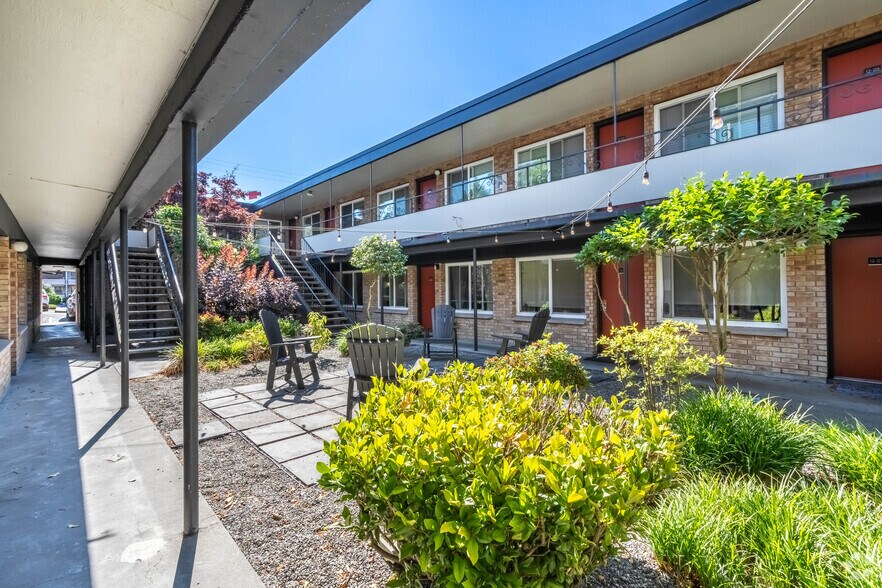 More Photos Of 512 5th Ave W, Seattle Apartments For Sale