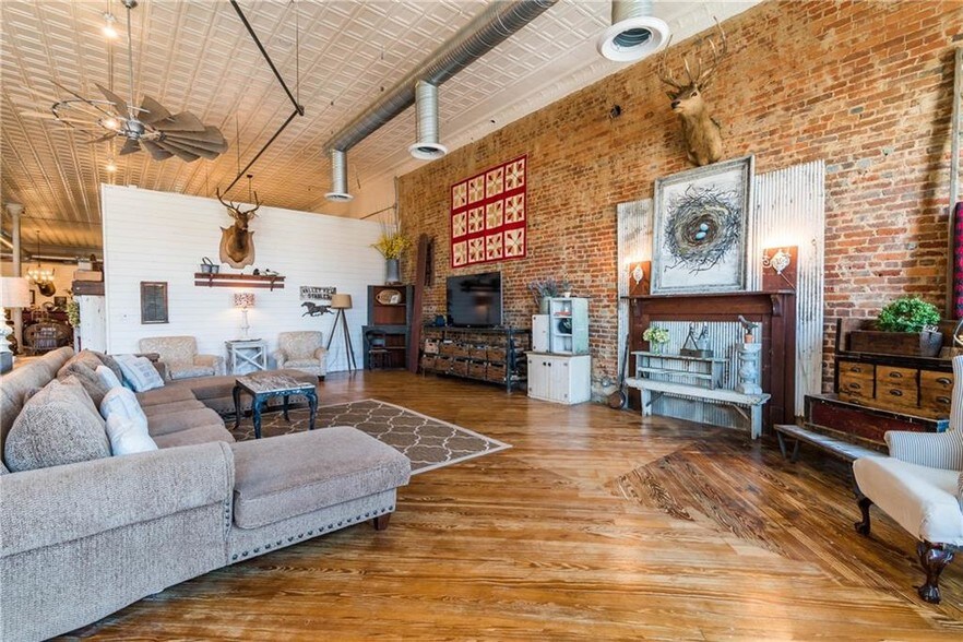 More Photos Of 306 W Main St, Denison Storefront For Sale