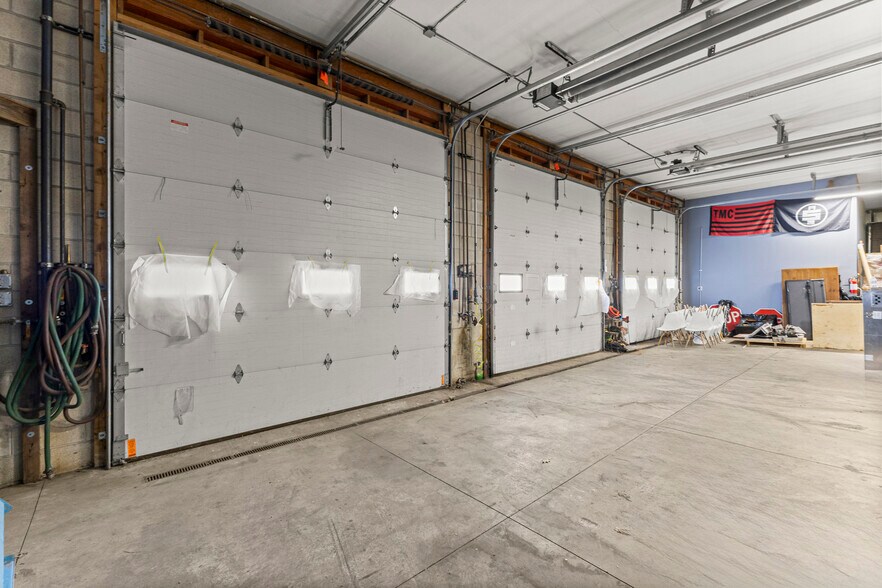 More Photos Of 26289 W Eight Mile Rd, Redford Township Manufacturing For Lease