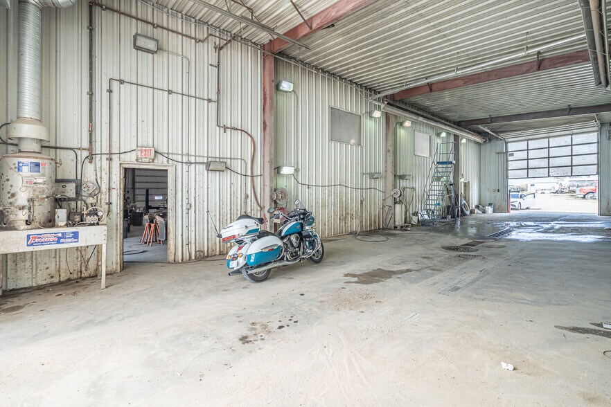 More Photos Of 6006 53 Av, Lloydminster Warehouse For Sale