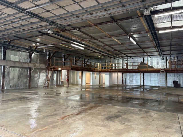 More Photos Of 3300 21st St, Zion Warehouse For Lease