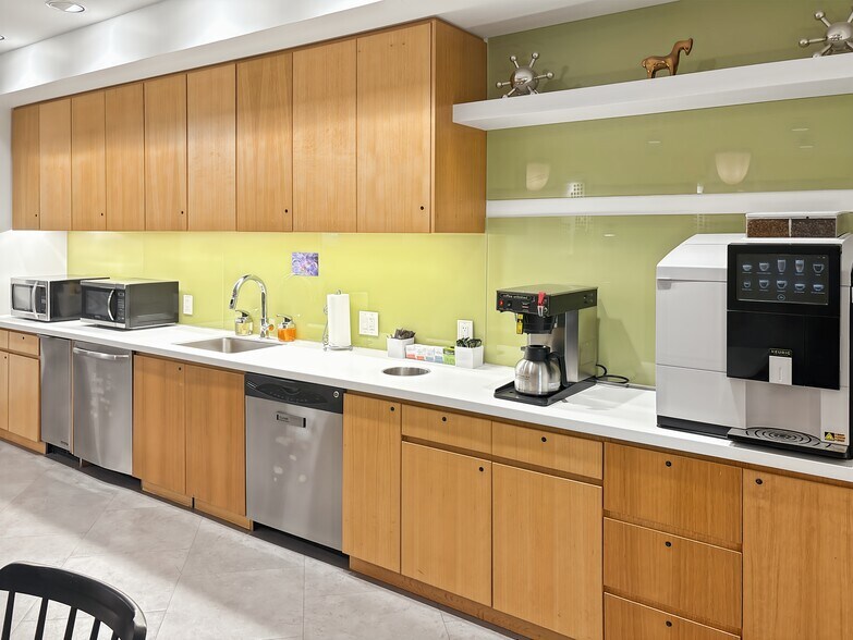 More Photos Of 10 N Martingale Rd, Schaumburg Coworking Space