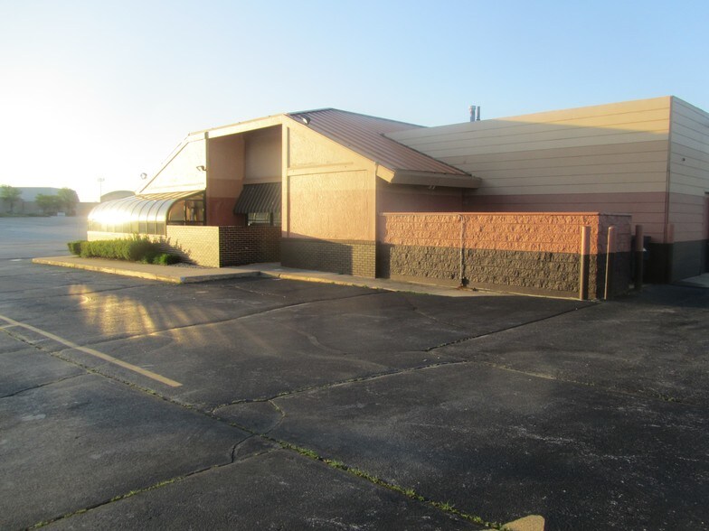 More Photos Of 4721 Lincoln Mall Dr, Matteson Freestanding For Lease