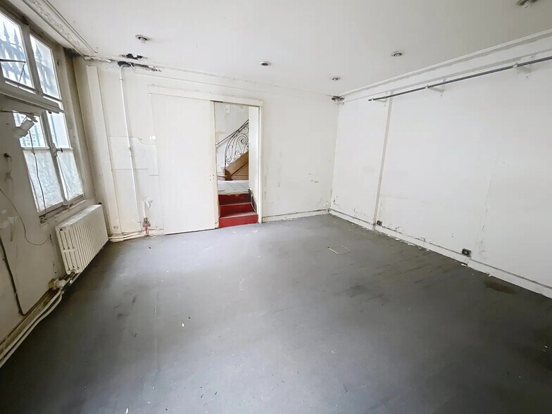 More Photos Of 29 Rue De Tournon, Paris General Retail For Sale