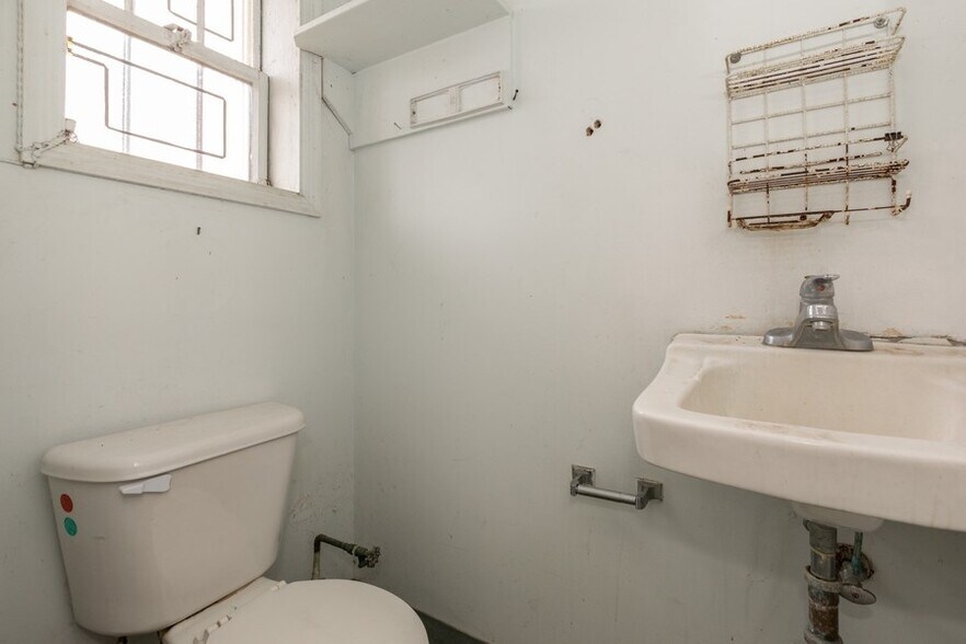 More Photos Of 390 Ramapo Valley Rd, Oakland Freestanding For Lease