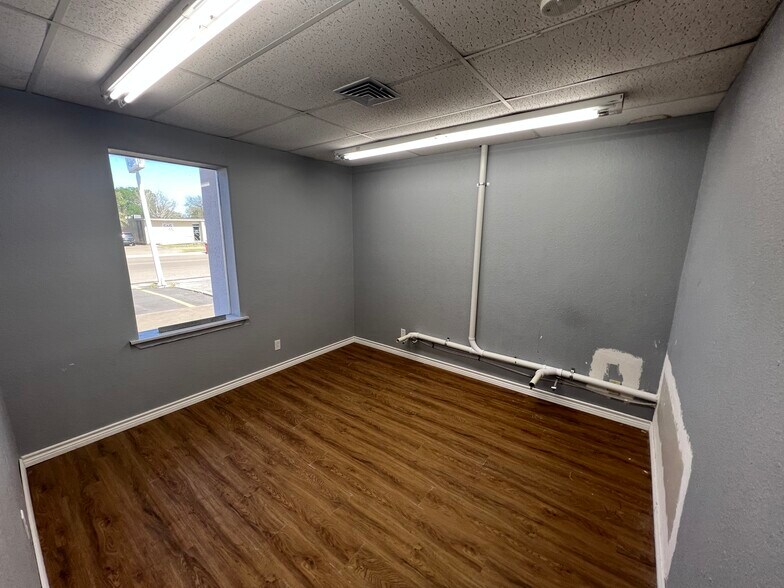 More Photos Of 810 E Main Ave, Robstown Office For Lease