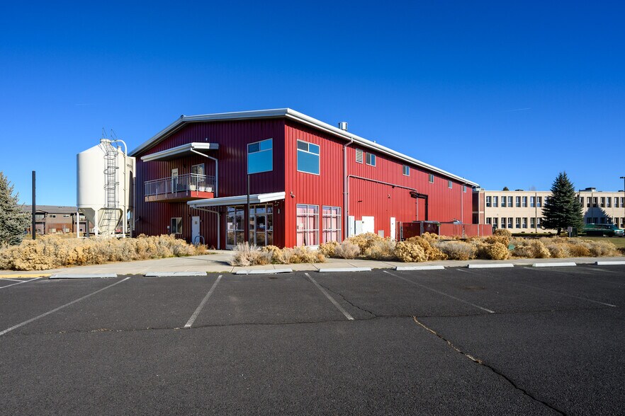 More Photos Of 275 W Barclay Dr, Sisters Distribution For Sale