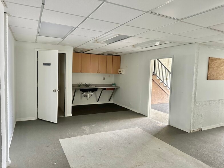 More Photos Of 5751 Dawson St, Hollywood Warehouse For Lease