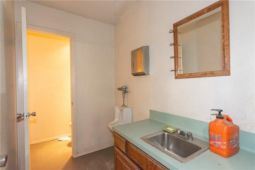 More Photos Of 10509 Old Manchaca Rd, Austin Warehouse For Lease