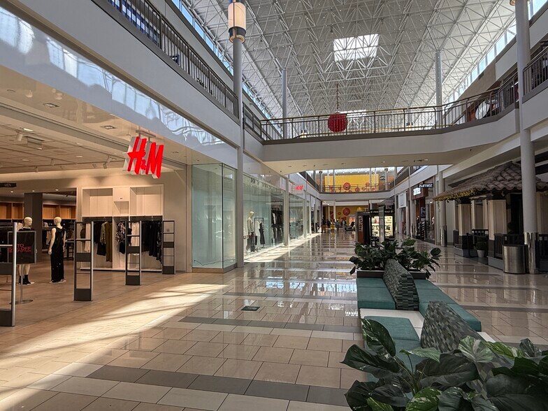 More Photos Of 1500 Apalachee Pky, Tallahassee Department Store For Lease