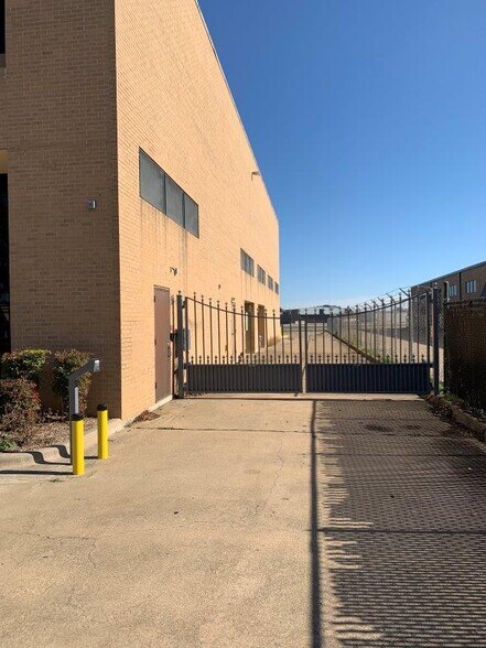 More Photos Of 15800 Dooley Rd, Addison Office For Sale