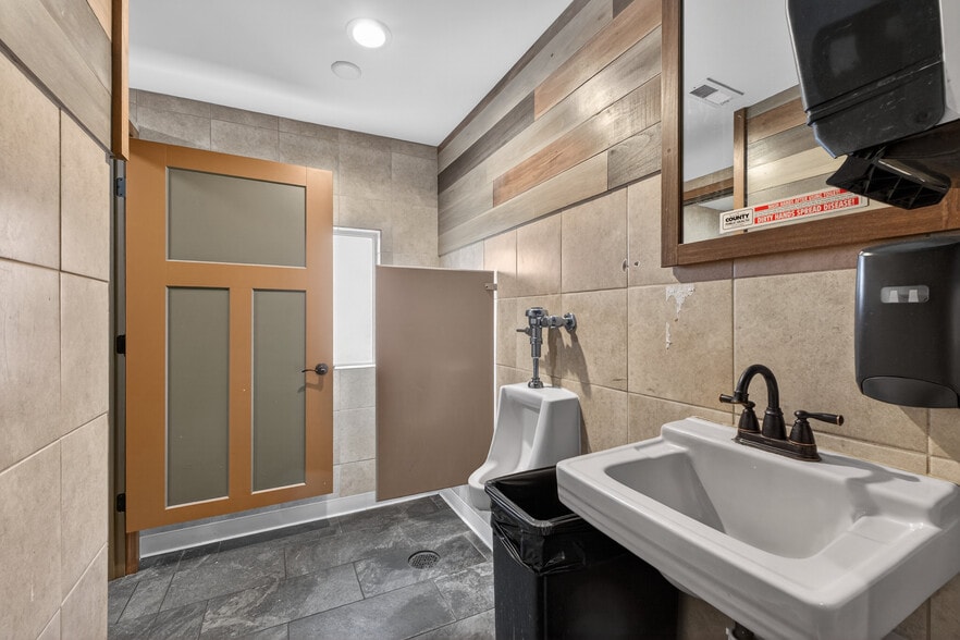 More Photos Of 8713 Gravois Rd, Saint Louis Restaurant For Sale